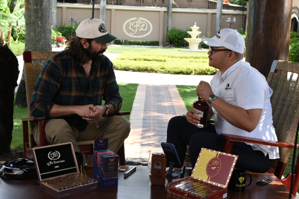 Grabación del podcast Detrás del Humo en las instalaciones de La Flor Dominicana