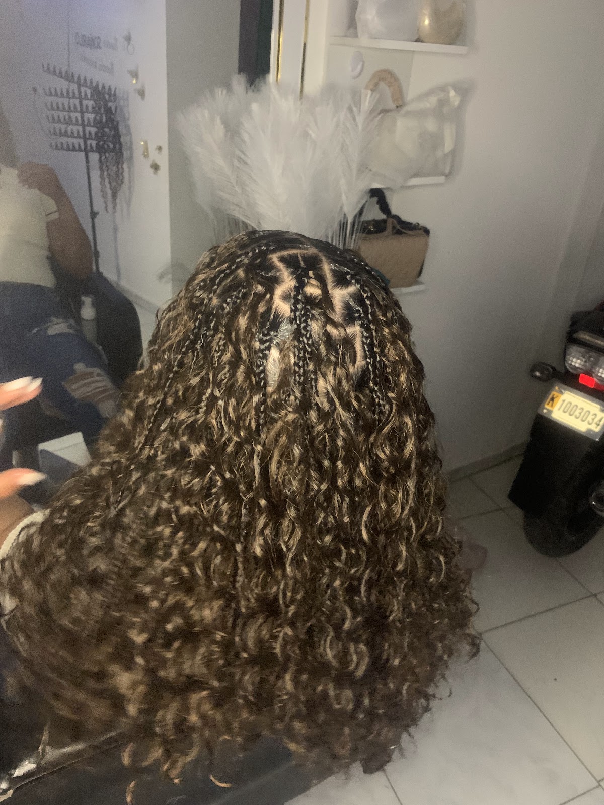 D'yole uñas y trenzas