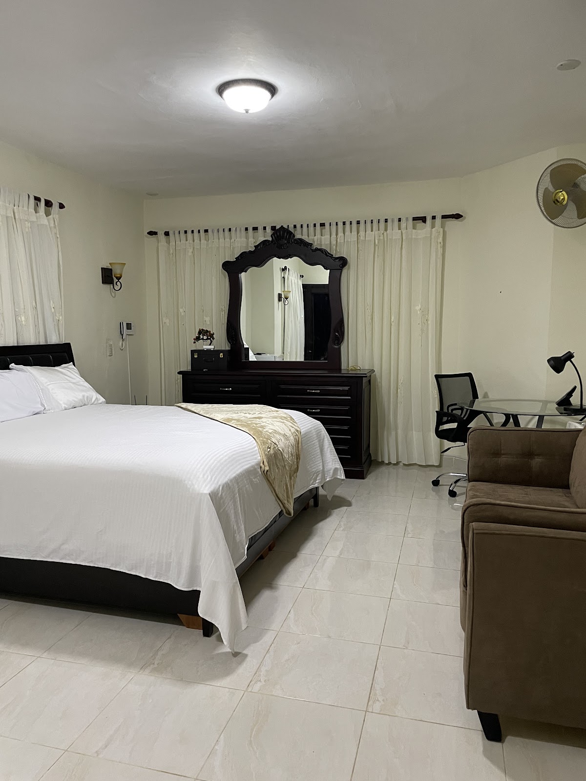 Maria's Entire House - Imagen 2